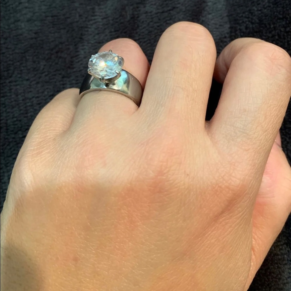 🎯 SOLD 🎯Solitaire Ring size 5